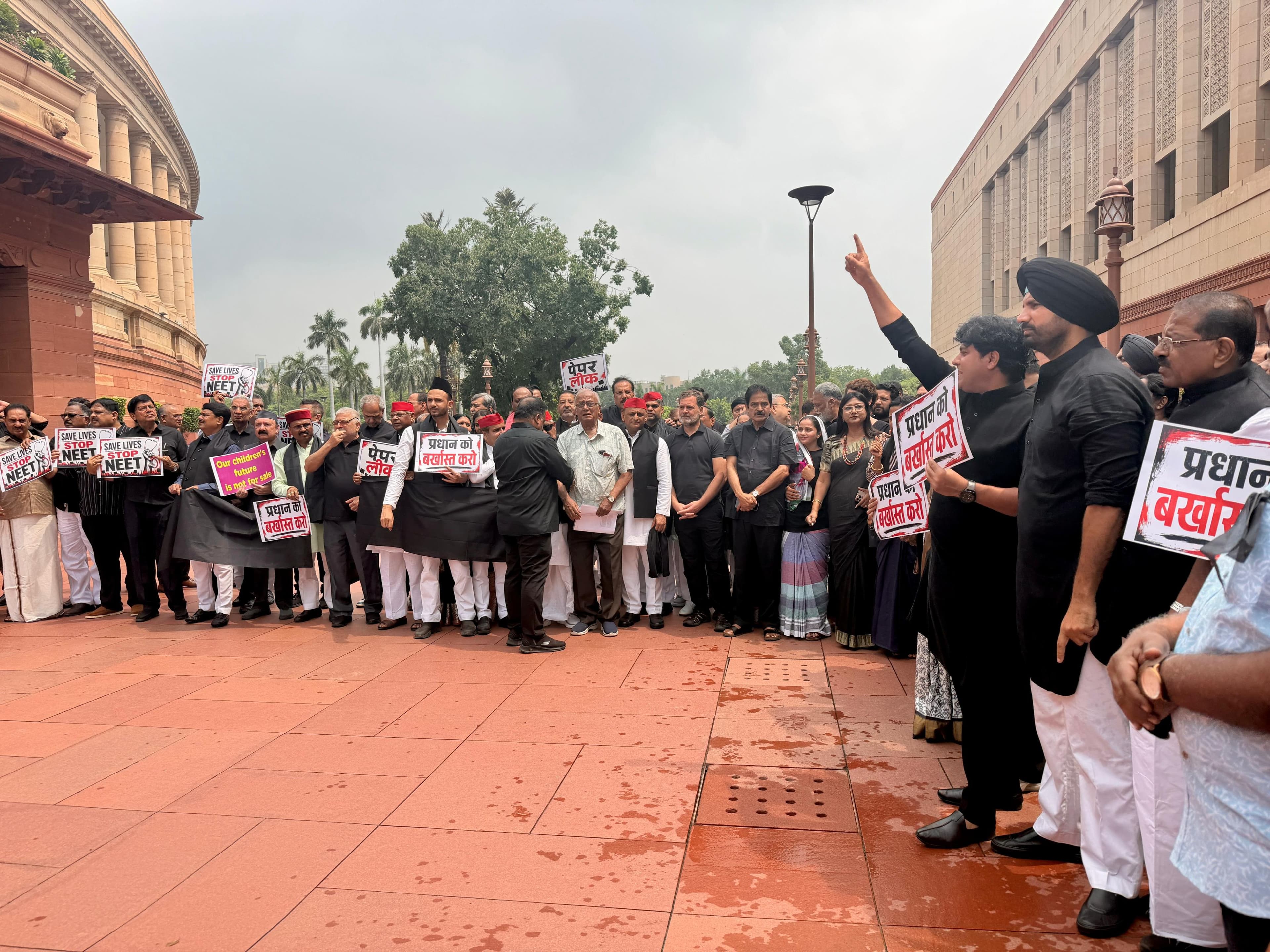 டெல்லியில் அதிரடி: கருப்பு உடை அணிந்து நாடாளுமன்ற வளாகத்தில் ராகுல் காந்தி தீவிர போராட்டம்!